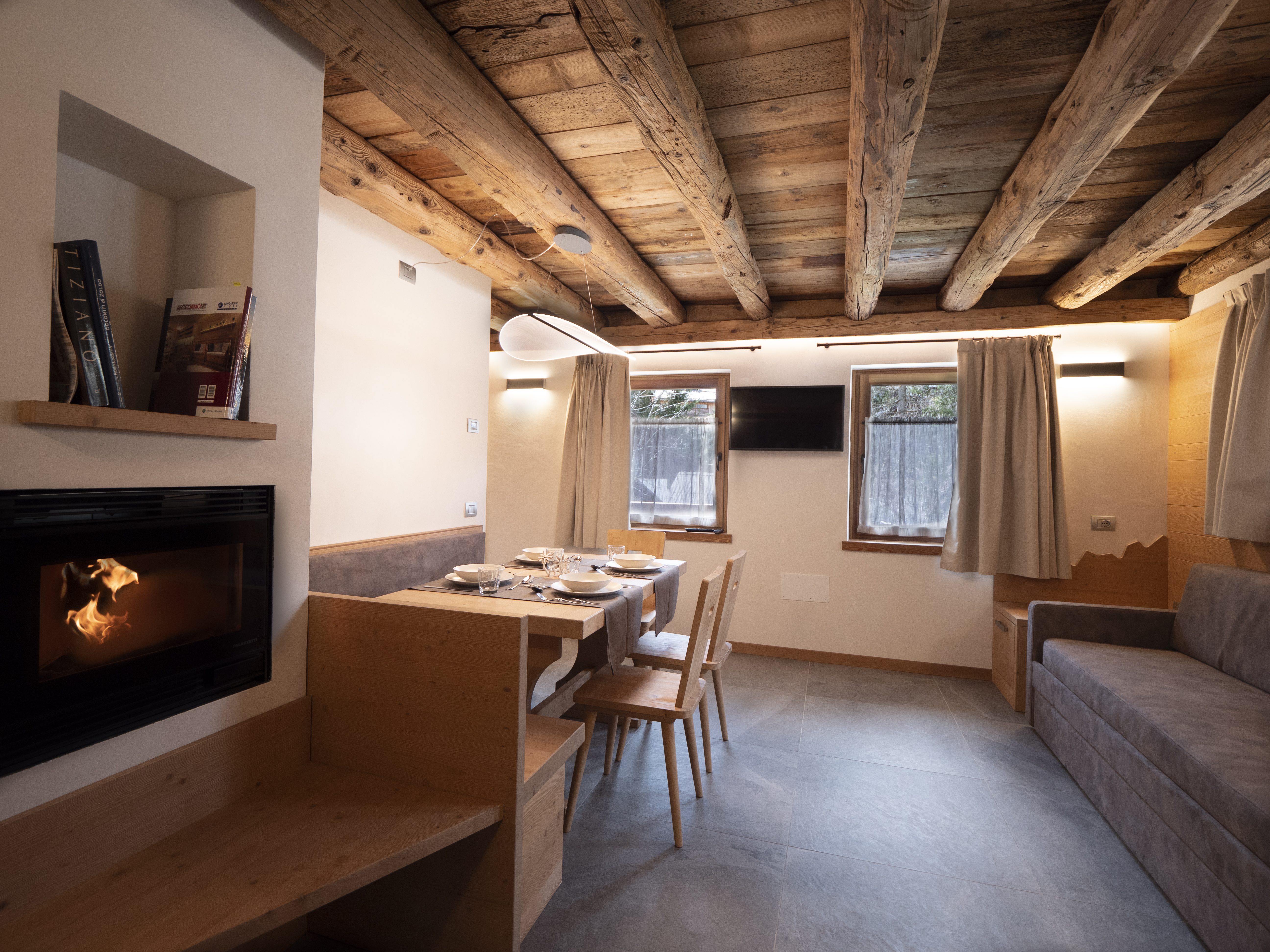 salotto con caminetto in stile montano